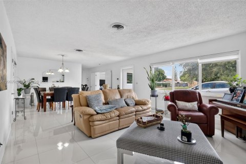 House in North Miami Beach, Florida 3 bedrooms, 155.43 sq.m. № 2317212 - photo 6