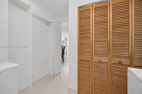 House in North Miami Beach, Florida 3 bedrooms, 155.43 sq.m. № 2317212 - photo 16