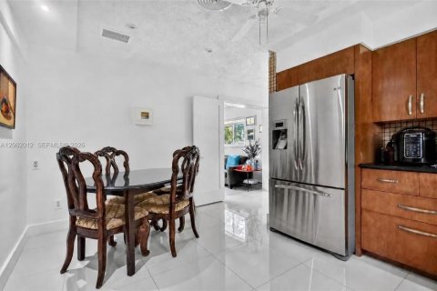 House in North Miami Beach, Florida 3 bedrooms, 155.43 sq.m. № 2317212 - photo 14