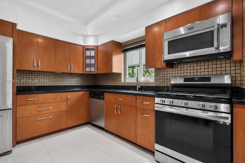 House in North Miami Beach, Florida 3 bedrooms, 155.43 sq.m. № 2317212 - photo 12