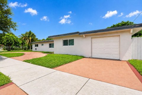 House in North Miami Beach, Florida 3 bedrooms, 155.43 sq.m. № 2317212 - photo 4