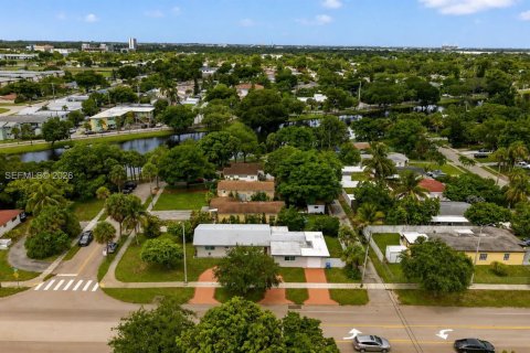 House in North Miami Beach, Florida 3 bedrooms, 155.43 sq.m. № 2317212 - photo 3