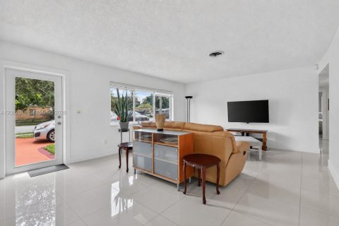 House in North Miami Beach, Florida 3 bedrooms, 155.43 sq.m. № 2317212 - photo 8