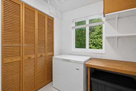 House in North Miami Beach, Florida 3 bedrooms, 155.43 sq.m. № 2317212 - photo 17