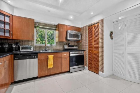 House in North Miami Beach, Florida 3 bedrooms, 155.43 sq.m. № 2317212 - photo 13