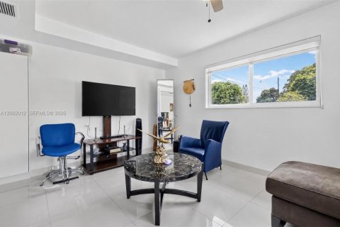 House in North Miami Beach, Florida 3 bedrooms, 155.43 sq.m. № 2317212 - photo 19