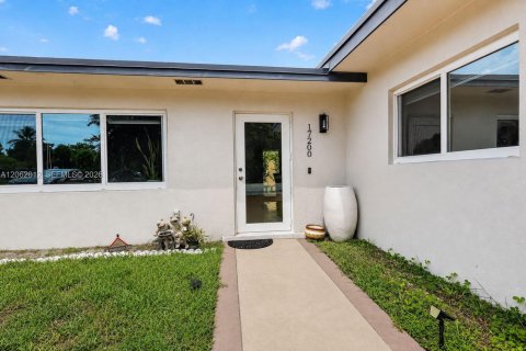 House in North Miami Beach, Florida 3 bedrooms, 155.43 sq.m. № 2317212 - photo 5