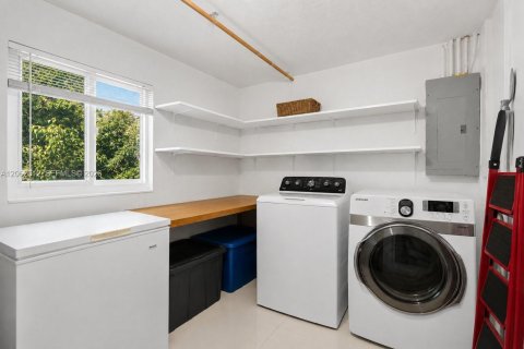 House in North Miami Beach, Florida 3 bedrooms, 155.43 sq.m. № 2317212 - photo 15