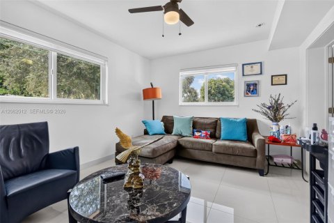 House in North Miami Beach, Florida 3 bedrooms, 155.43 sq.m. № 2317212 - photo 18