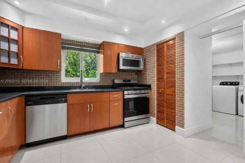 House in North Miami Beach, Florida 3 bedrooms, 155.43 sq.m. № 2317212 - photo 11