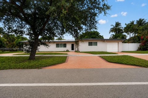 House in North Miami Beach, Florida 3 bedrooms, 155.43 sq.m. № 2317212