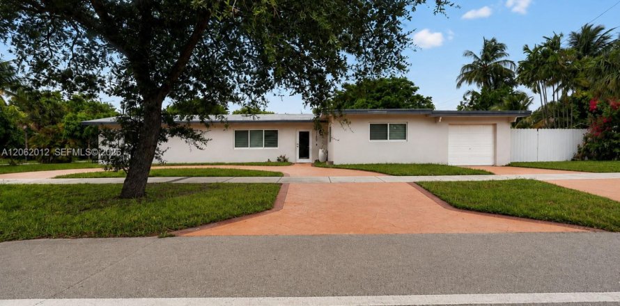 House in North Miami Beach, Florida 3 bedrooms, 155.43 sq.m. № 2317212