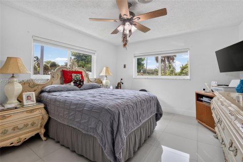 House in North Miami Beach, Florida 3 bedrooms, 155.43 sq.m. № 2317212 - photo 21