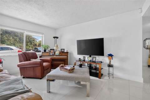 House in North Miami Beach, Florida 3 bedrooms, 155.43 sq.m. № 2317212 - photo 9