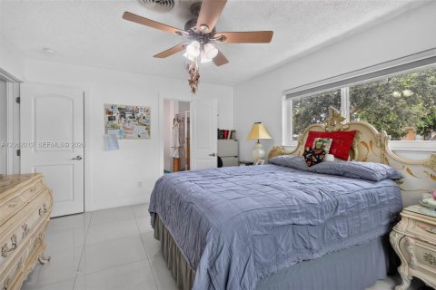 House in North Miami Beach, Florida 3 bedrooms, 155.43 sq.m. № 2317212 - photo 23
