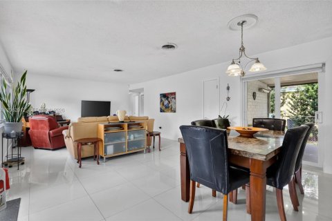 House in North Miami Beach, Florida 3 bedrooms, 155.43 sq.m. № 2317212 - photo 7