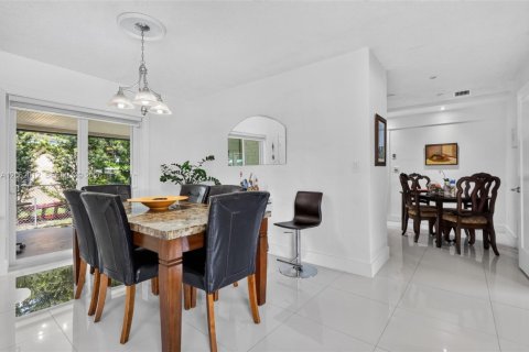 House in North Miami Beach, Florida 3 bedrooms, 155.43 sq.m. № 2317212 - photo 10