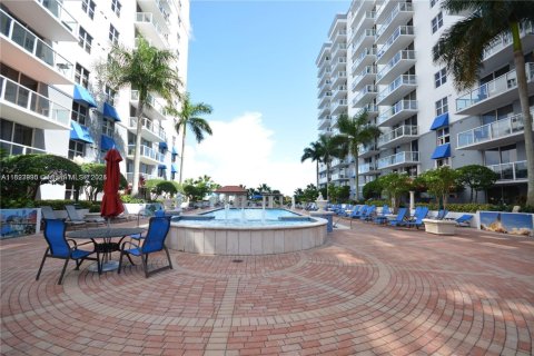 Condo in Miami, Florida, 2 bedrooms  № 1938249 - photo 11