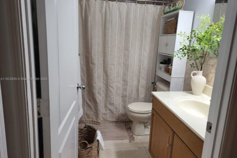 Condo in Miami, Florida, 2 bedrooms  № 1938249 - photo 3