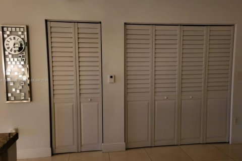 Condominio en alquiler en Miami, Florida, 2 dormitorios, 98.1 m2 № 1938249 - foto 9