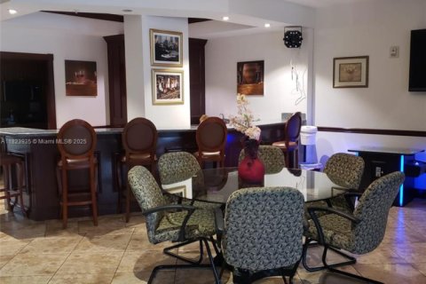 Condominio en alquiler en Miami, Florida, 2 dormitorios, 98.1 m2 № 1938249 - foto 15
