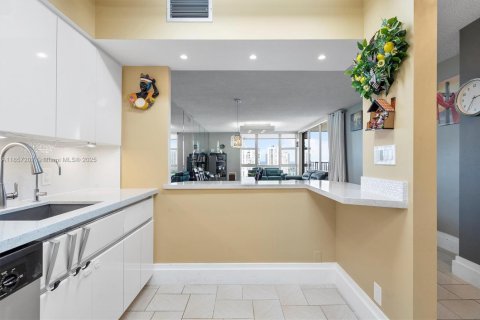 Copropriété à vendre à Aventura, Floride: 2 chambres, 121.98 m2 № 1887309 - photo 17