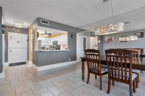 Copropriété à vendre à Aventura, Floride: 2 chambres, 121.98 m2 № 1887309 - photo 12