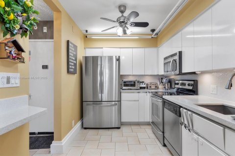Copropriété à vendre à Aventura, Floride: 2 chambres, 121.98 m2 № 1887309 - photo 14