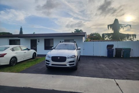 House in Miami, Florida 4 bedrooms, 120.4 sq.m. № 1962471 - photo 24