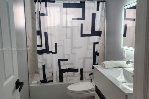 House in Miami, Florida 4 bedrooms, 120.4 sq.m. № 1962471 - photo 8