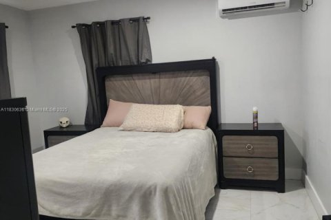 House in Miami, Florida 4 bedrooms, 120.4 sq.m. № 1962471 - photo 15