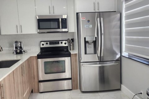 House in Miami, Florida 4 bedrooms, 120.4 sq.m. № 1962471 - photo 4