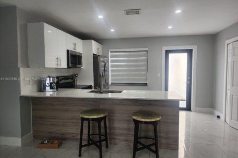 House in Miami, Florida 4 bedrooms, 120.4 sq.m. № 1962471 - photo 6