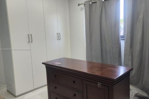 House in Miami, Florida 4 bedrooms, 120.4 sq.m. № 1962471 - photo 16