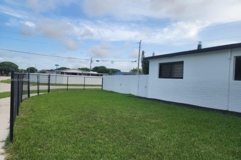 House in Miami, Florida 4 bedrooms, 120.4 sq.m. № 1962471 - photo 18