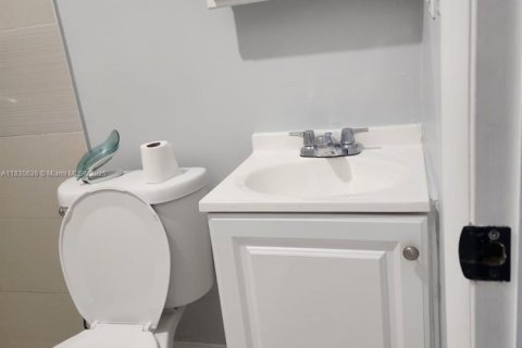 House in Miami, Florida 4 bedrooms, 120.4 sq.m. № 1962471 - photo 10