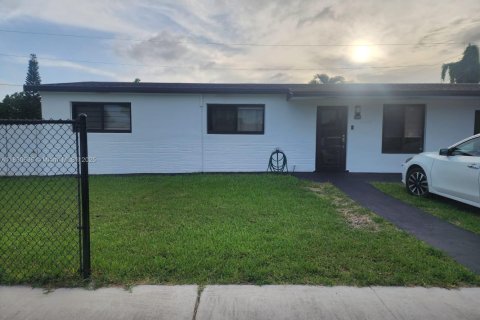 House in Miami, Florida 4 bedrooms, 120.4 sq.m. № 1962471 - photo 1