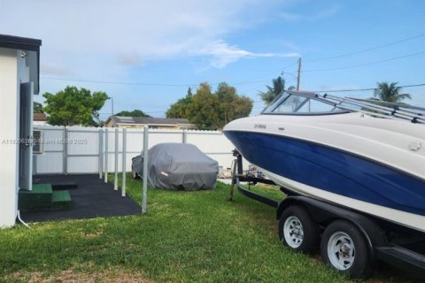 House in Miami, Florida 4 bedrooms, 120.4 sq.m. № 1962471 - photo 19