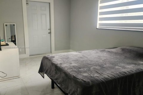 House in Miami, Florida 4 bedrooms, 120.4 sq.m. № 1962471 - photo 17