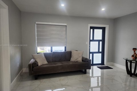 House in Miami, Florida 4 bedrooms, 120.4 sq.m. № 1962471 - photo 2