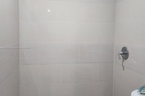 House in Miami, Florida 4 bedrooms, 120.4 sq.m. № 1962471 - photo 11