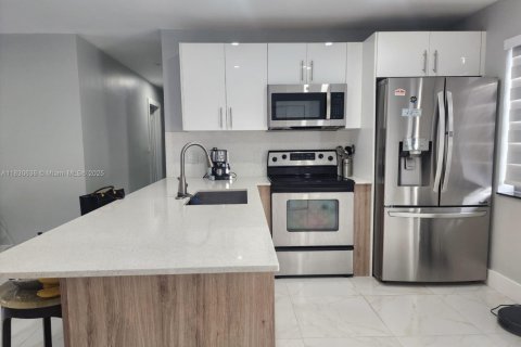 House in Miami, Florida 4 bedrooms, 120.4 sq.m. № 1962471 - photo 3