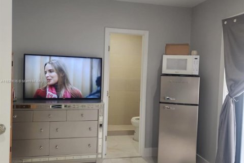 House in Miami, Florida 4 bedrooms, 120.4 sq.m. № 1962471 - photo 14