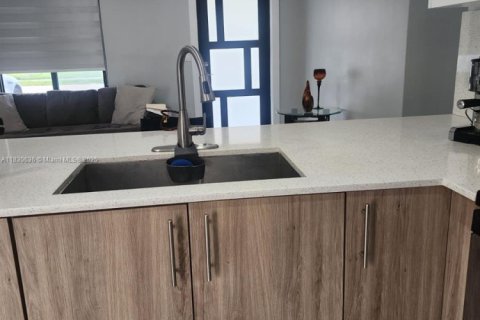 House in Miami, Florida 4 bedrooms, 120.4 sq.m. № 1962471 - photo 5