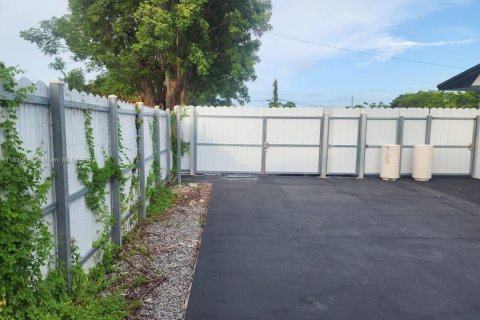 House in Miami, Florida 4 bedrooms, 120.4 sq.m. № 1962471 - photo 22