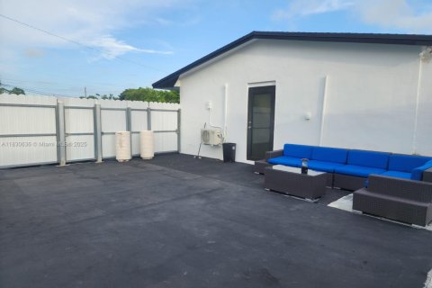 House in Miami, Florida 4 bedrooms, 120.4 sq.m. № 1962471 - photo 12