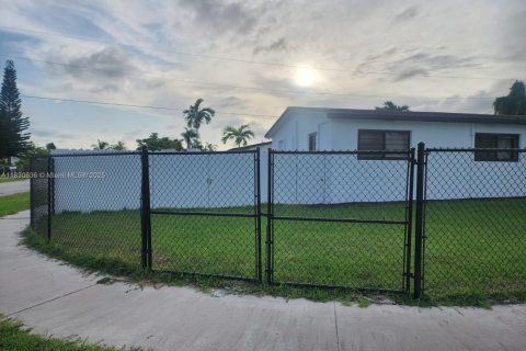 House in Miami, Florida 4 bedrooms, 120.4 sq.m. № 1962471 - photo 13