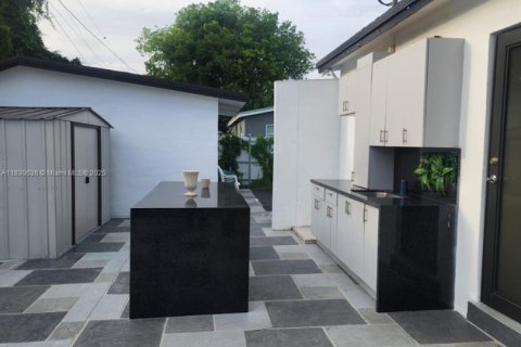 House in Miami, Florida 4 bedrooms, 120.4 sq.m. № 1962471 - photo 20