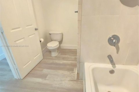 House in Margate, Florida 4 bedrooms, 176.33 sq.m. № 1814673 - photo 20