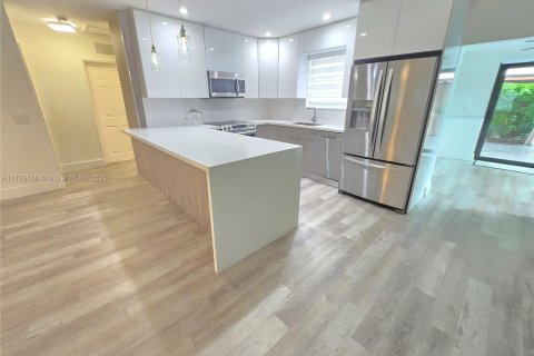 House in Margate, Florida 4 bedrooms, 176.33 sq.m. № 1814673 - photo 4